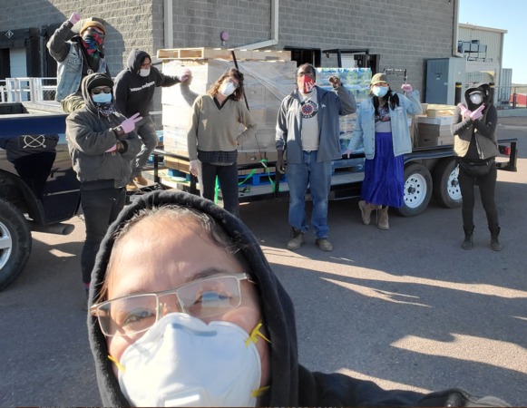 Voluntarios del equipo de ayuda para la COVID de los Navajo-Hopi de Nuevo México recogiendo suministros el 10 de abril de 2020 en Gallup, Nuevo México, para ser distribuidos a los ancianos y a las familias vulnerables. Fotografía de Janene Yazzie.